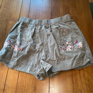 High Waist Green Shorts with Classic Design